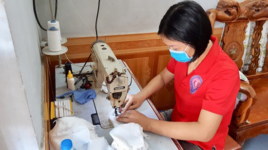 Những chiếc khẩu trang, tấm chắn bảo hộ chứa tình yêu thương